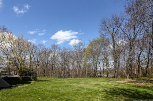 15 Bowman Dr, Greenwich CT  06831-3236 exterior