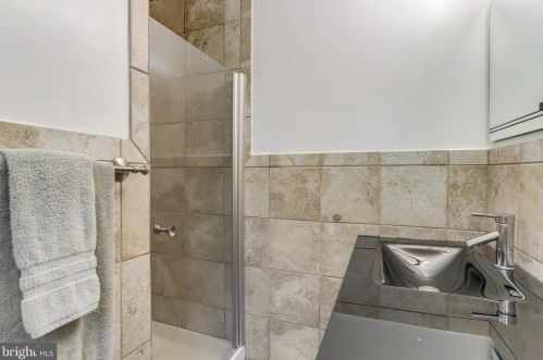 6808 Houndmaster Rd, Springfield VA  22152-2715 exterior