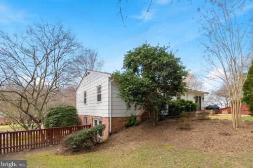 6717 Holford Ln, Springfield VA  22152-2935 exterior