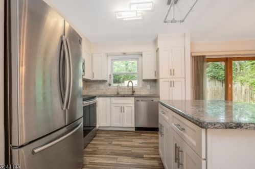28 Mast Rd, Hopatcong, NJ 07843-1417