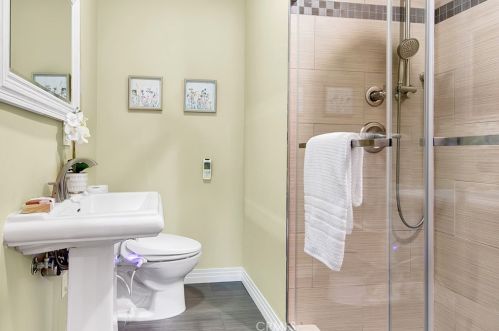 1755 Glenwood Rd, Glendale CA  91201-1543 exterior