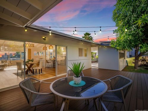 1346 Nehoa St, Honolulu HI  96822-3074 exterior