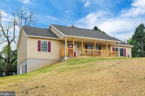 5567 Chambers Hill Rd, Harrisburg, PA 17111-2508