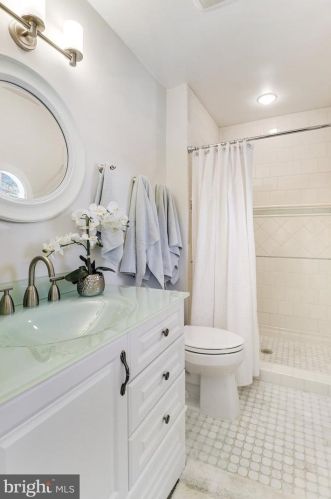 5940 Queenston St, Springfield VA  22152-1731 exterior