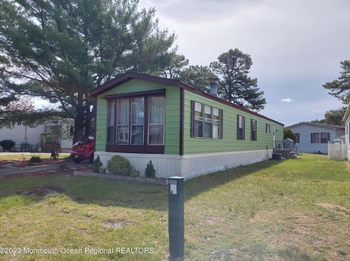 19 Eagle Dr, Lakehurst, NJ 08759-3749