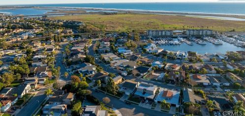 17089 Westport Dr, Huntington Beach CA  92649-4246 exterior