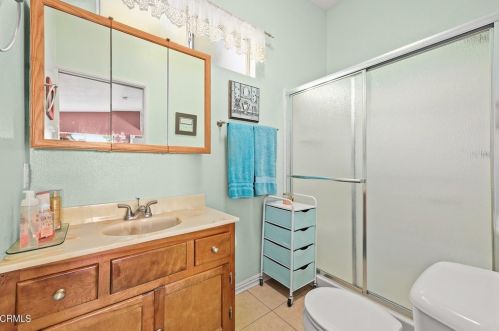 2512 Rockdell St, Glendale CA 91214-2221 exterior