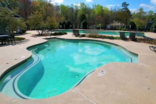 1075 Queensgate Dr, Smyrna GA  30082-6400 exterior