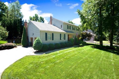 5 Alpha Ct, Middletown, NJ 07748-2801