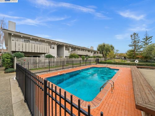 255 Rengstorff Ave, Mountain View CA  94040-1773 exterior