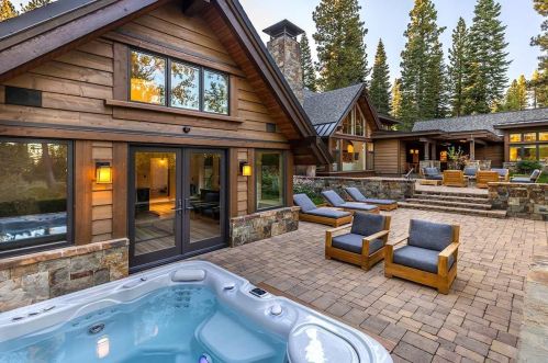 8262 Valhalla Dr, Truckee CA  96161-4297 exterior