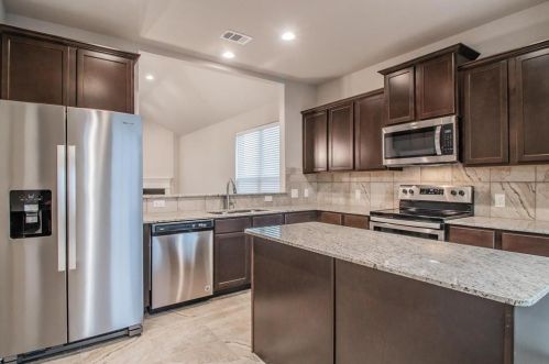 1456 Lakeview Dr, Azle, TX 76020-3767