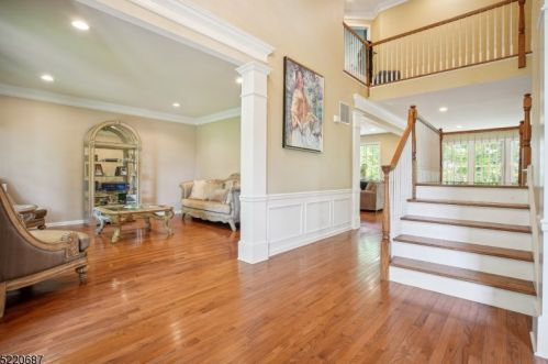 9 Oak Ln, Green Brook, NJ 08812-1857