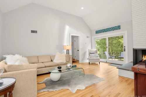 24 Martin Dl, Greenwich CT  06830-4742 exterior