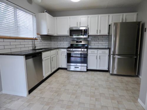 2096 Cardinal Dr, Glendale Heights, IL 60139-1887