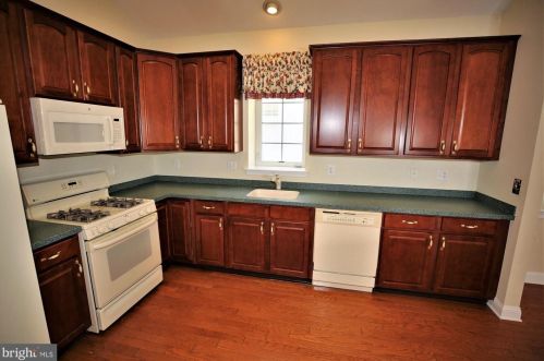 6 Hummingbird Dr, Trenton NJ  08690-3557 exterior