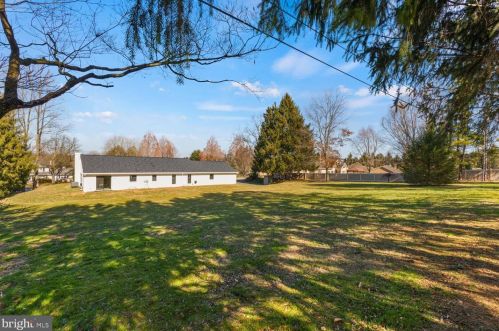 2146 Stonecrest Dr, Lancaster PA  17601-5437 exterior