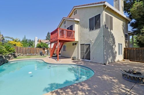 1304 Ray Harvey Dr, Tracy, CA 95377-8209