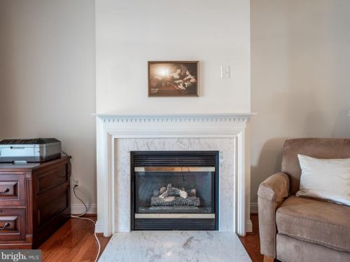 6895 Walnut Hill Dr, Gainesville, VA 20155-3020