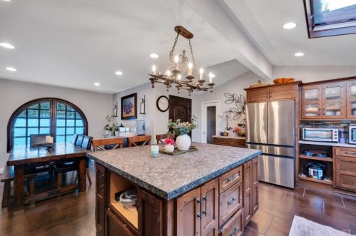 1664 Las Flores Dr, Glendale CA  91207-1200 exterior