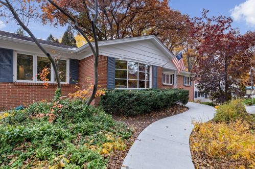 1810 Stratford Ln, Rockford, IL 61107-1368