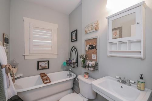 1704 Virginia Pl, Fort Worth TX  76107-2434 exterior