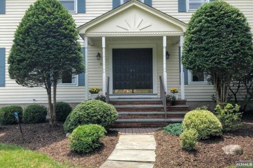 10 Sunrise Ln, Upper Saddle River, NJ 07458-1608