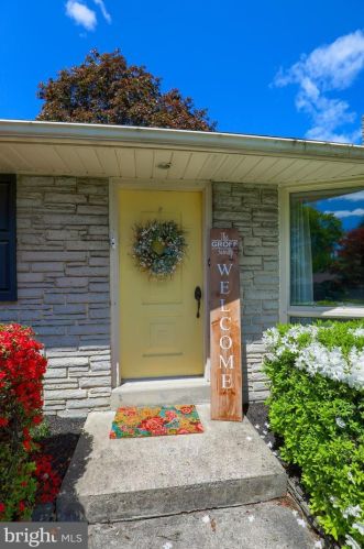 845 Robin Rd, Lancaster, PA 17601-2044