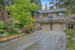 414 157th Ct, Seattle, WA 98133-5925