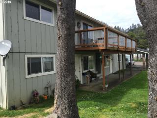1346 Hawthorne Ave, Winchester Bay, OR 97467-1631
