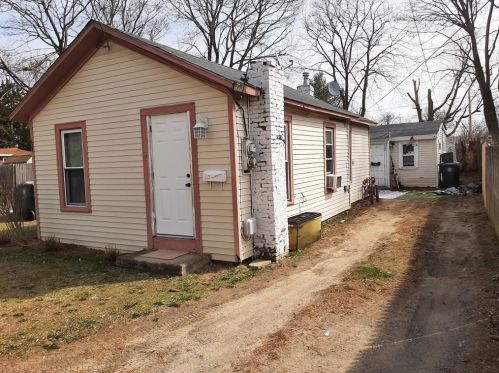 122 Uncas St, Warwick, RI 02889-9725