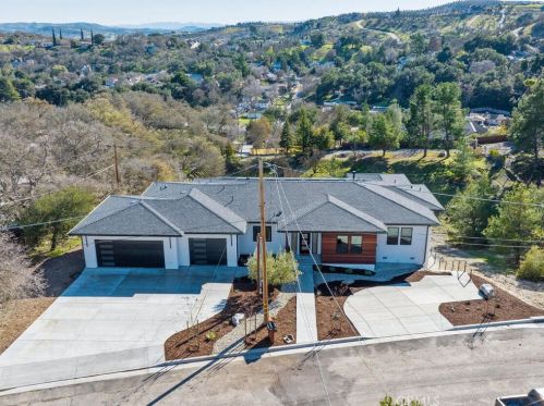 40 15th St, Lake Nacimiento, CA 93446-2031