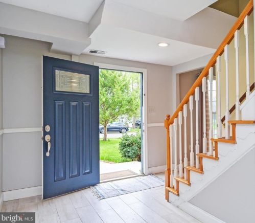 823 Mosby Hollow Dr, Herndon, VA 20170-3663