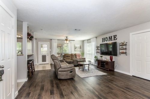 1524 Glen Oaks Dr, Conroe TX  77385-9611 exterior