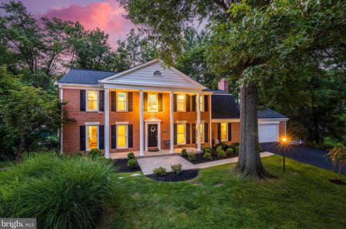 9409 Fairpine Ln, Great Falls, VA 22066-2108