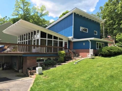 39 Lake Shore Dr, Sparta, NJ 07871-3825