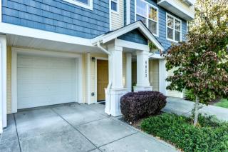 6823 Holly Park Dr, Seattle WA  98118-3501 exterior