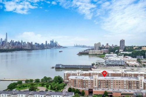 3311 City Pl, Edgewater NJ  07020-3151 exterior