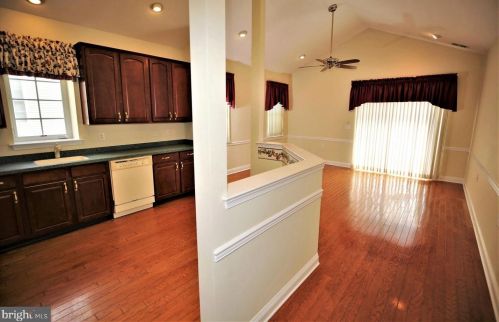 6 Hummingbird Dr, Trenton NJ  08690-3557 exterior