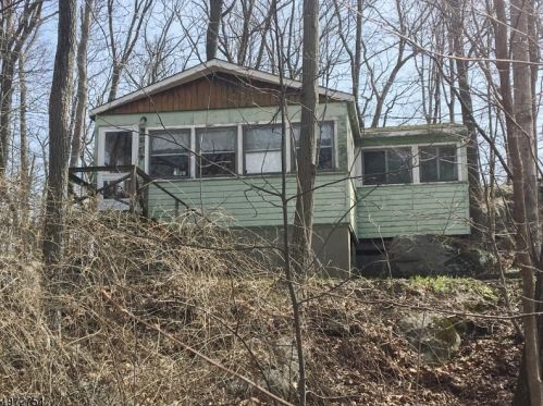 7 Parsons Rd, Andover, NJ 07821-3616
