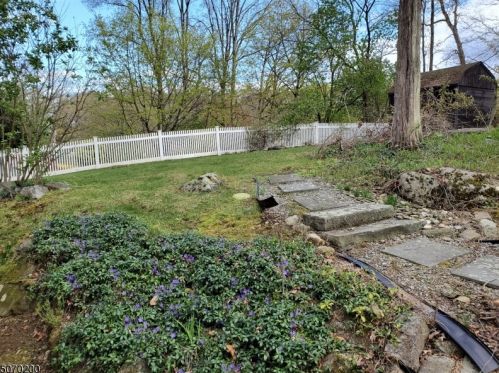 32 Hillside Dr, Bloomingdale, NJ 07403-1531