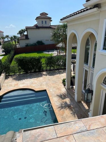 525 Villa Dr, Taylor Lake Village TX  77586-3053 exterior