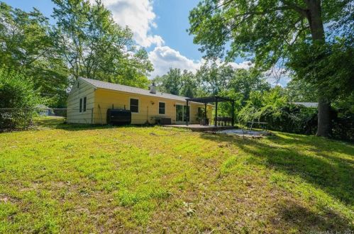 7 Whitewood Ln, Gales Ferry, CT 06339-1745