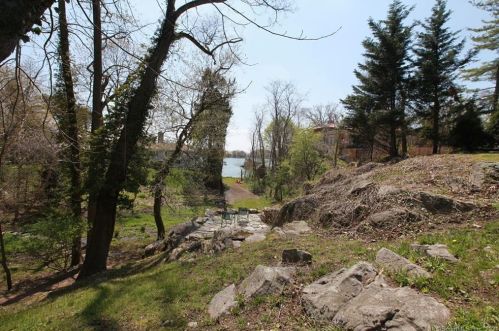 90 Oneida Dr, Greenwich CT  06830-7131 exterior