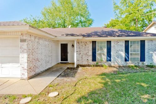 832 Mustang Dr, Fort Worth, TX 76179-2043