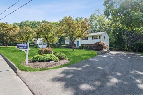 9 Columbine Ln, Norwalk, CT 06851-1903