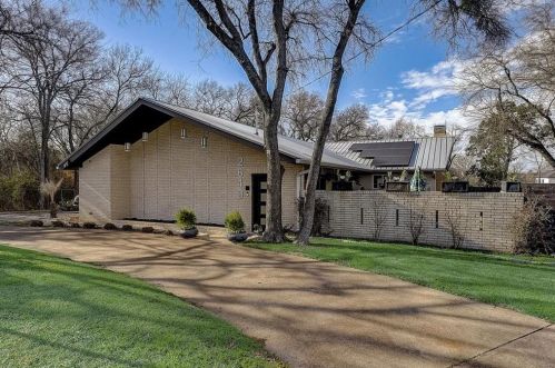 2643 Bainbridge Dr, Dallas, TX 75237-2801