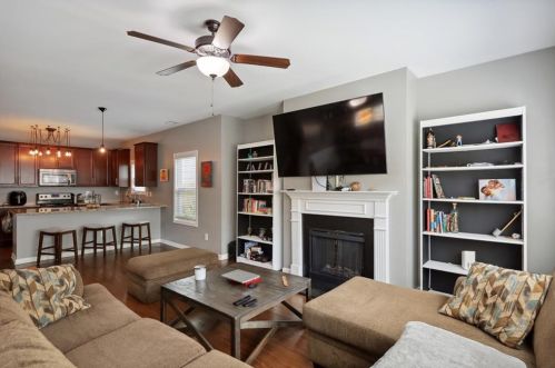 1811 Laurel Green Way, Atlanta GA  30344-8215 exterior