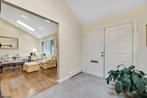 16 Knollwood Dr, Town Center NJ  07052-2406 exterior