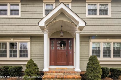 5 Omega Ct, Middletown, NJ 07748-2817